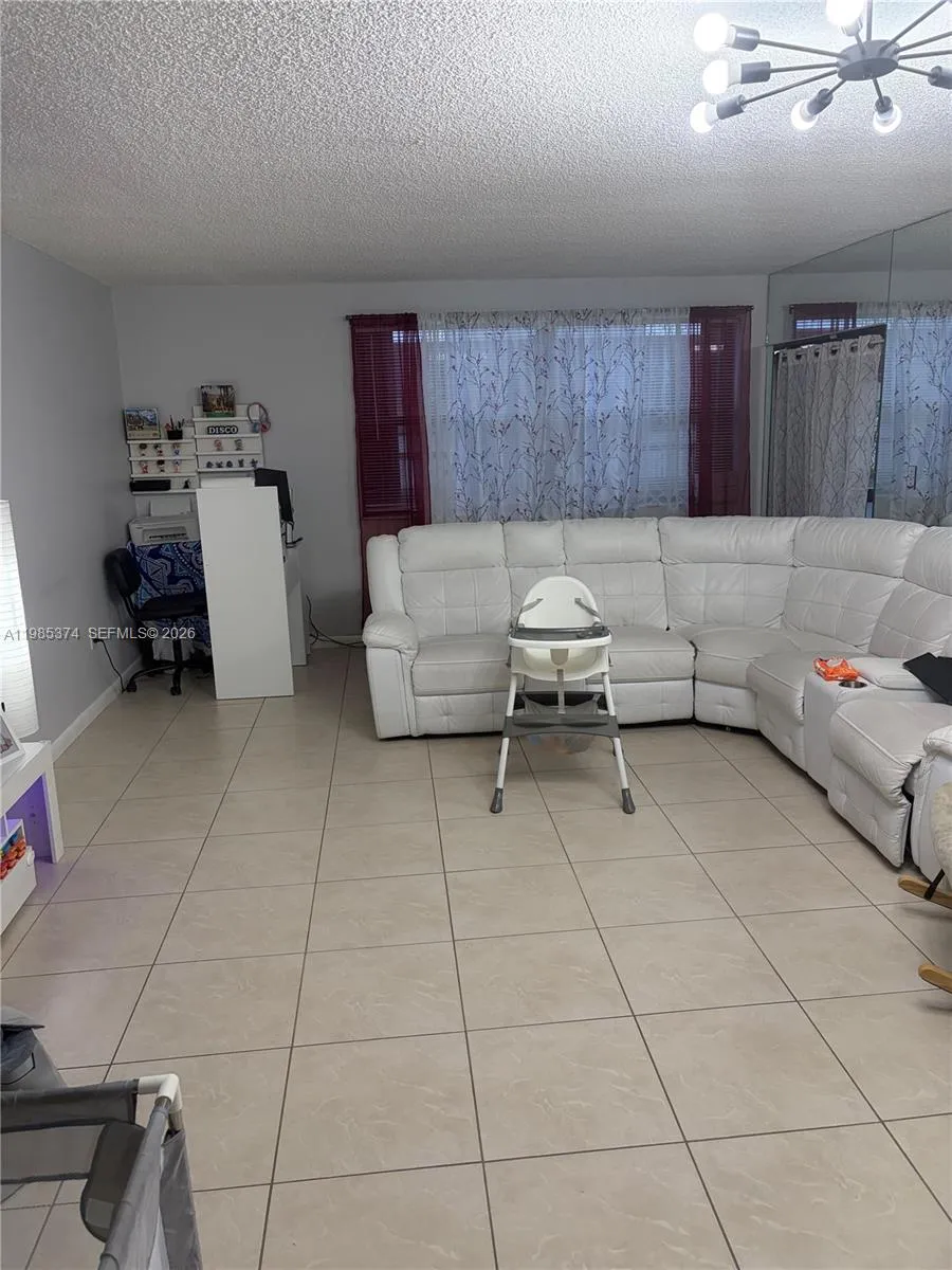 Foto de propiedad en 571 NW 107th Avenue 205, Miami, FL 33172 Miami con MLS# 