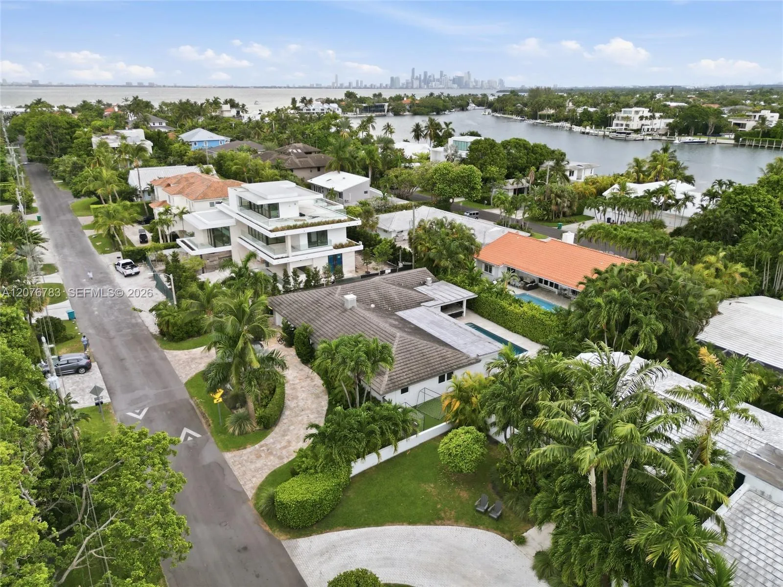 Foto de propiedad en 571 S Mashta Drive, Key Biscayne, FL 33149 Key Biscayne con MLS# 