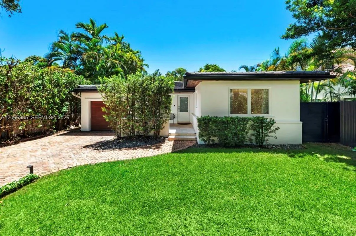 Foto de propiedad en 5711 Michelangelo Street, Coral Gables, FL 33146 Coral Gables con MLS# 