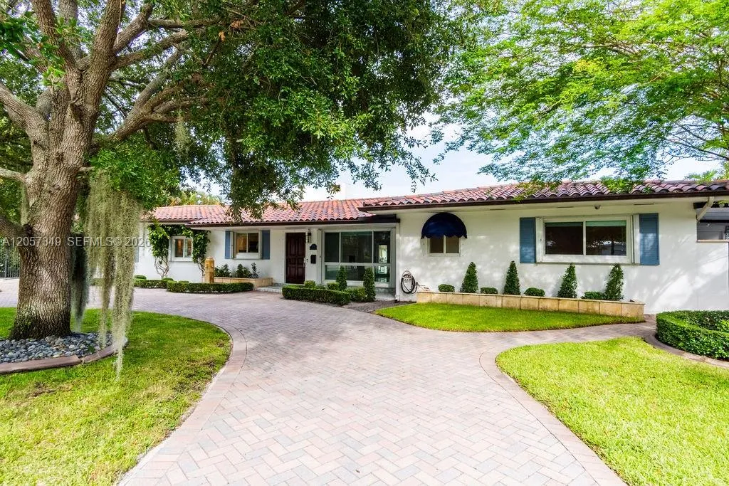 Foto de propiedad en 5711 SW 64th Avenue, South Miami, FL 33143 South Miami con MLS# 
