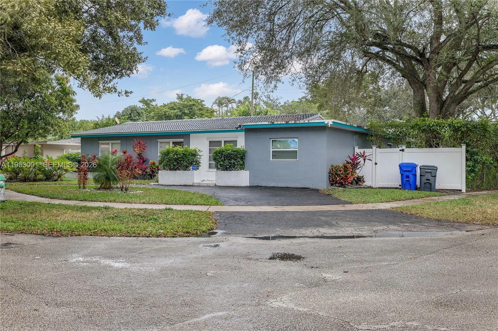 Foto de propiedad en 5712 Monroe Street, Hollywood, FL 33023 Hollywood con MLS# 