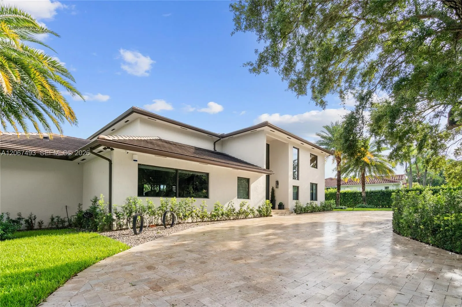 Foto de propiedad en 5720 SW 128th Street, Pinecrest, FL 33156 Pinecrest con MLS# 