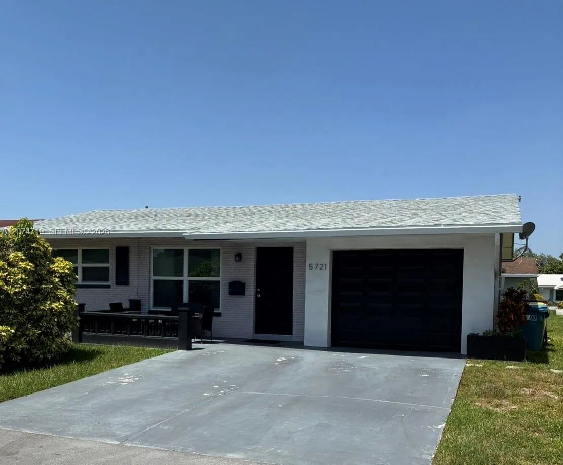 Foto de propiedad en 5721 NW 64th Way, Tamarac, FL 33321 Tamarac con MLS# 