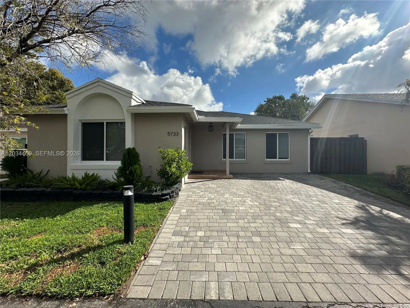Foto de propiedad en 5733 NW 100th Court, Doral, FL 33178 Doral con MLS# 