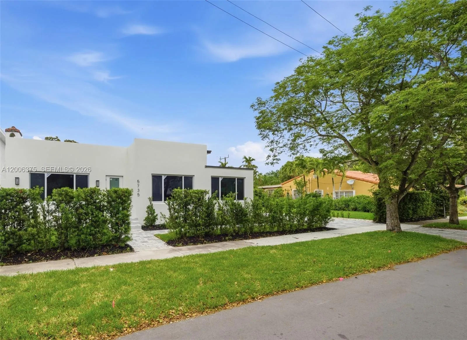 Foto de propiedad en 5735 SW 12th Street, West Miami, FL 33144 West Miami con MLS# 