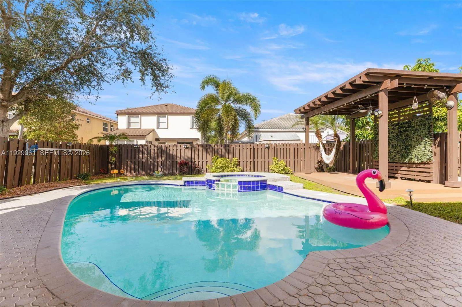 Foto de propiedad en 574 NW 159th Avenue, Pembroke Pines, FL 33028 Pembroke Pines con MLS# 