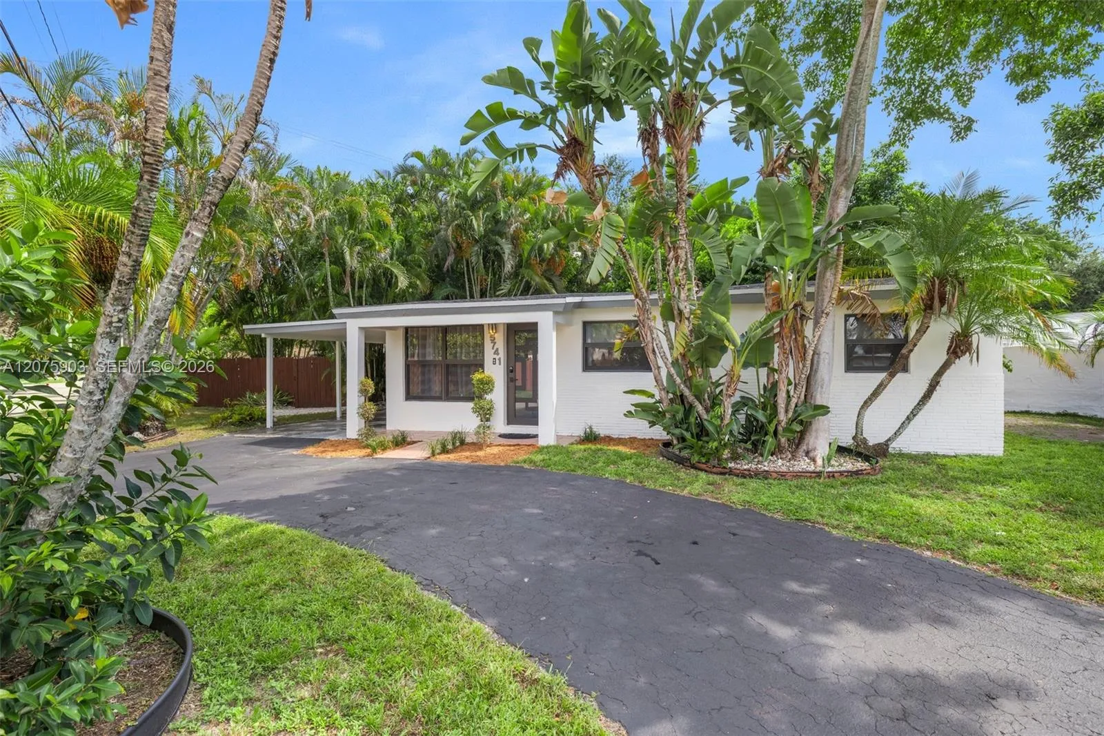 Foto de propiedad en 5741 Simms Street, Hollywood, FL 33021 Hollywood con MLS# 