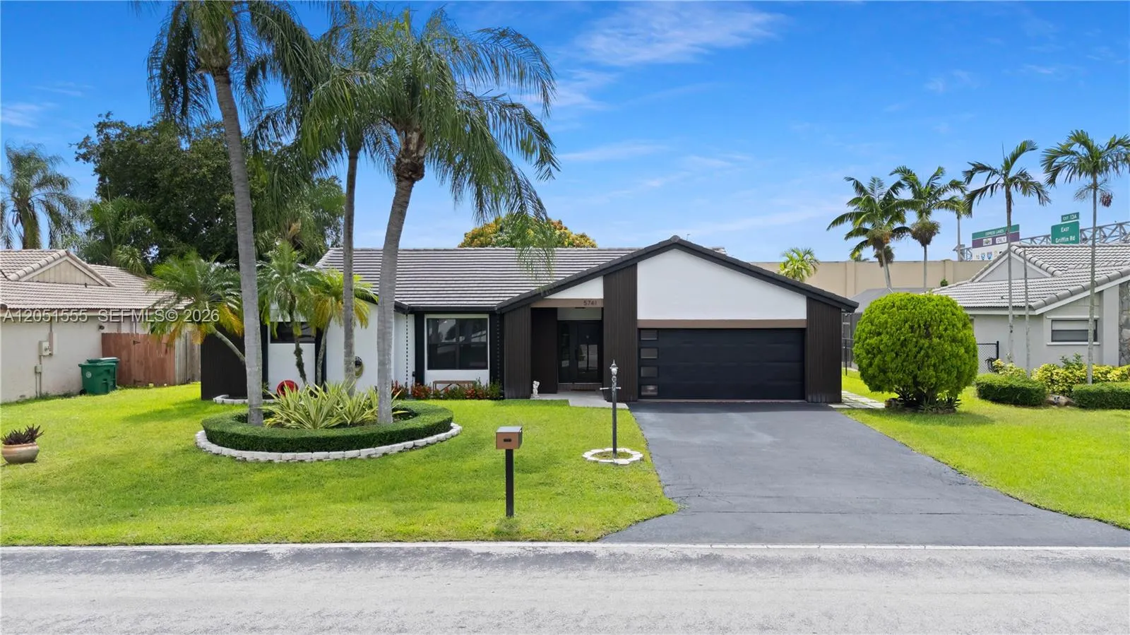 Foto de propiedad en 5741 W Waterford Drive, Davie, FL 33331 Davie con MLS# 