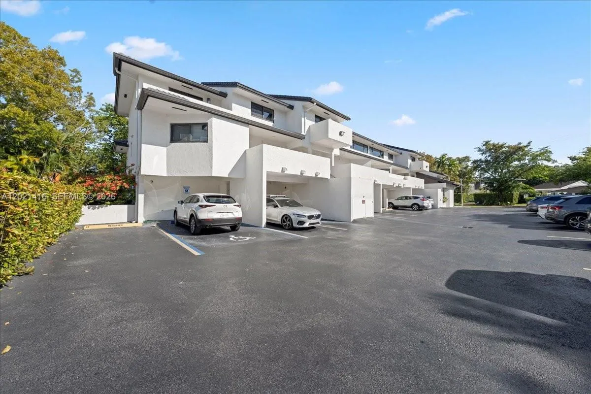 Foto de propiedad en 5750 Turin Street 207, Coral Gables, FL 33146 Coral Gables con MLS# 