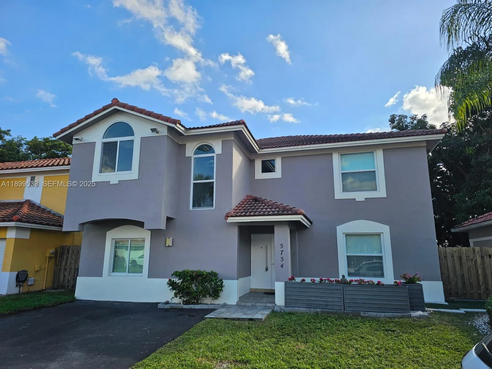 Foto de propiedad en 5754 NW 98th Avenue, Doral, FL 33178 Doral con MLS# 