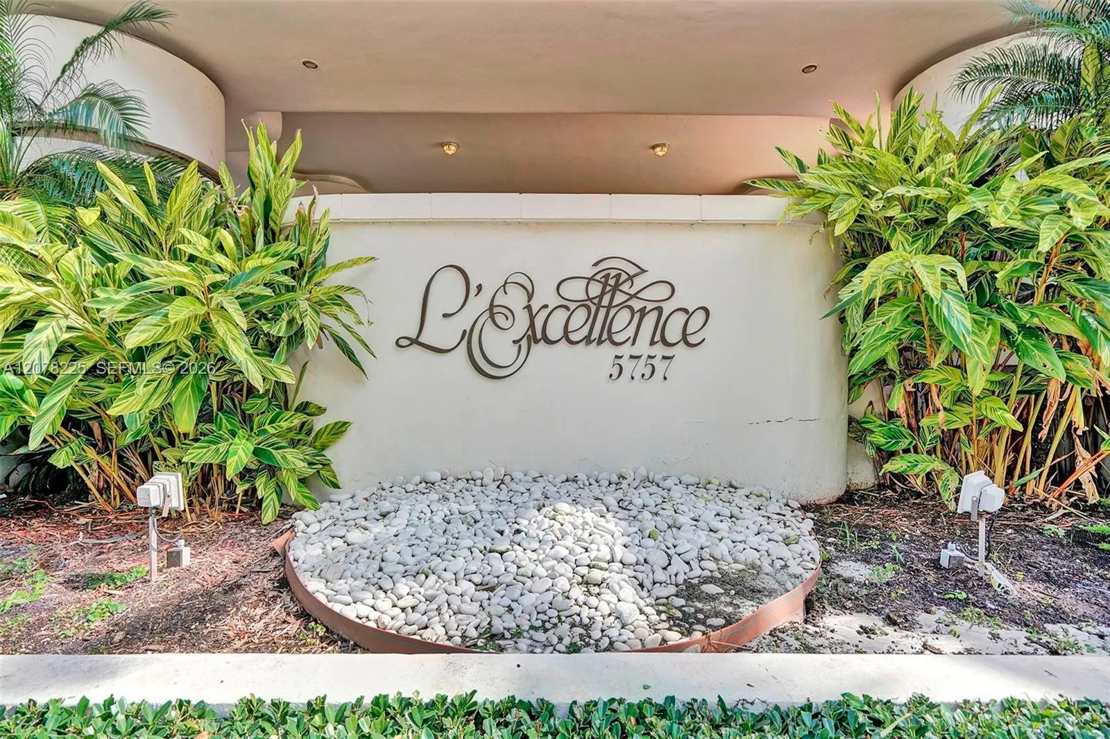 Foto de propiedad en 5757 Collins Avenue 2004, Miami Beach, FL 33140 Miami Beach con MLS# 