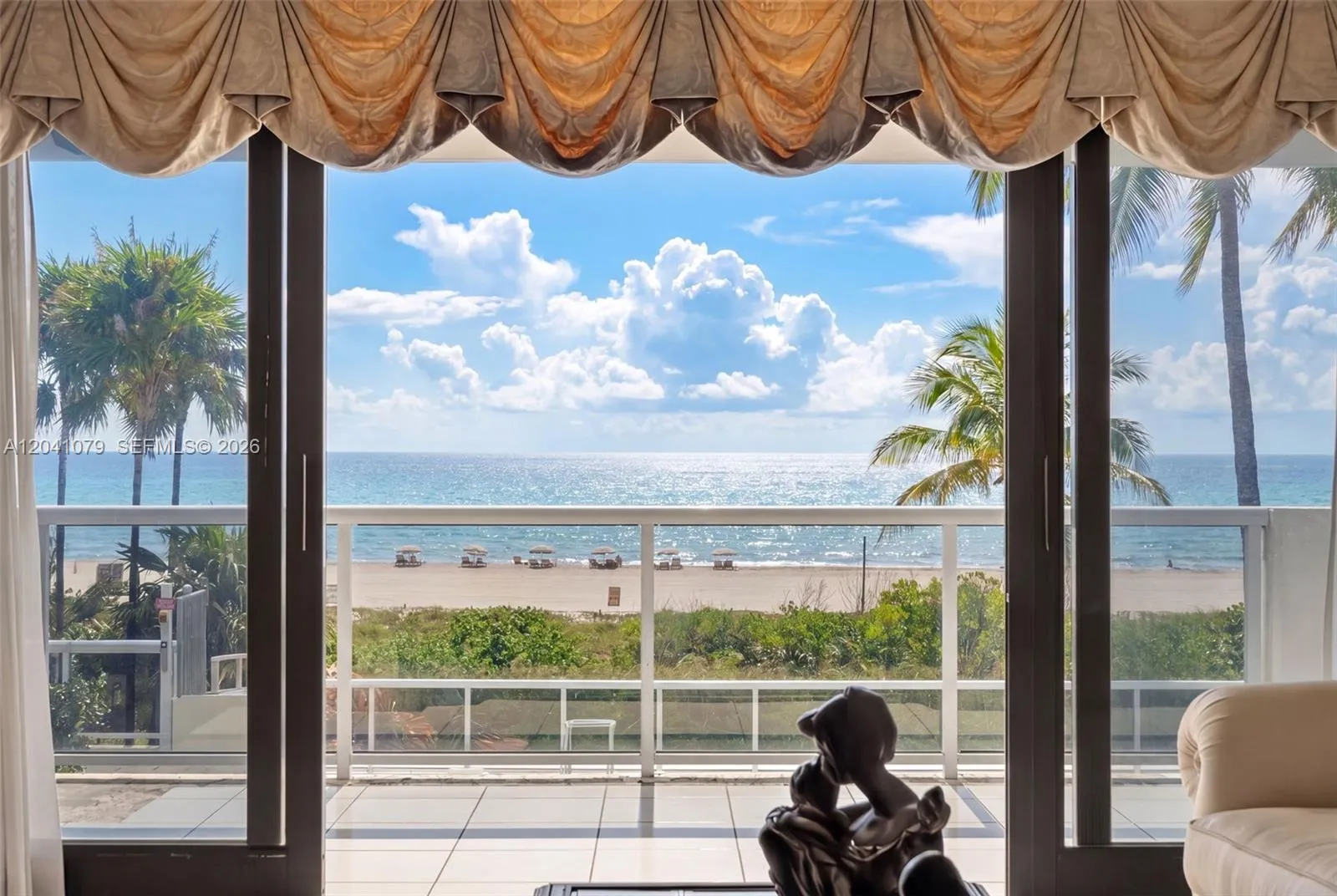 Foto de propiedad en 5757 Collins Avenue 405, Miami Beach, FL 33140 Miami Beach con MLS# 
