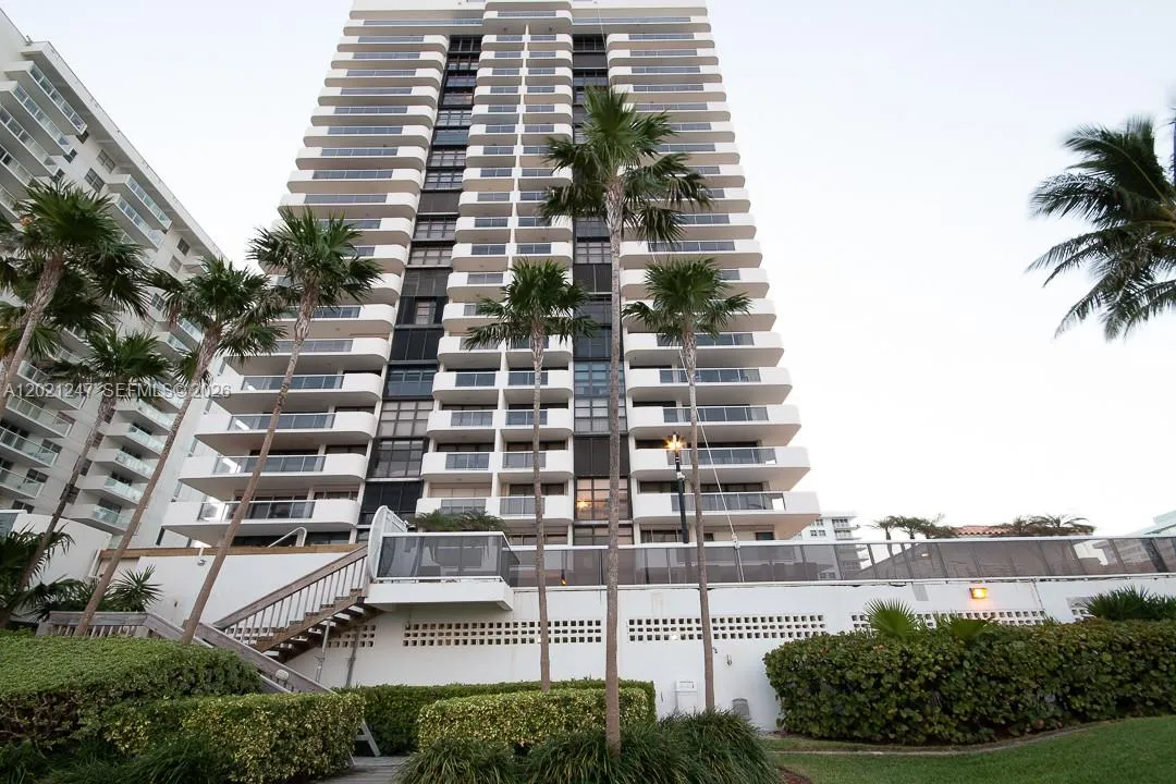 Foto de propiedad en 5757 Collins Avenue 703, Miami Beach, FL 33140 Miami Beach con MLS# 