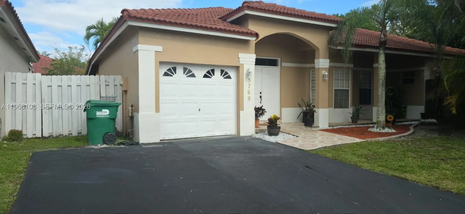 Foto de propiedad en 5769 NW 99th Avenue, Doral, FL 33178 Doral con MLS# 