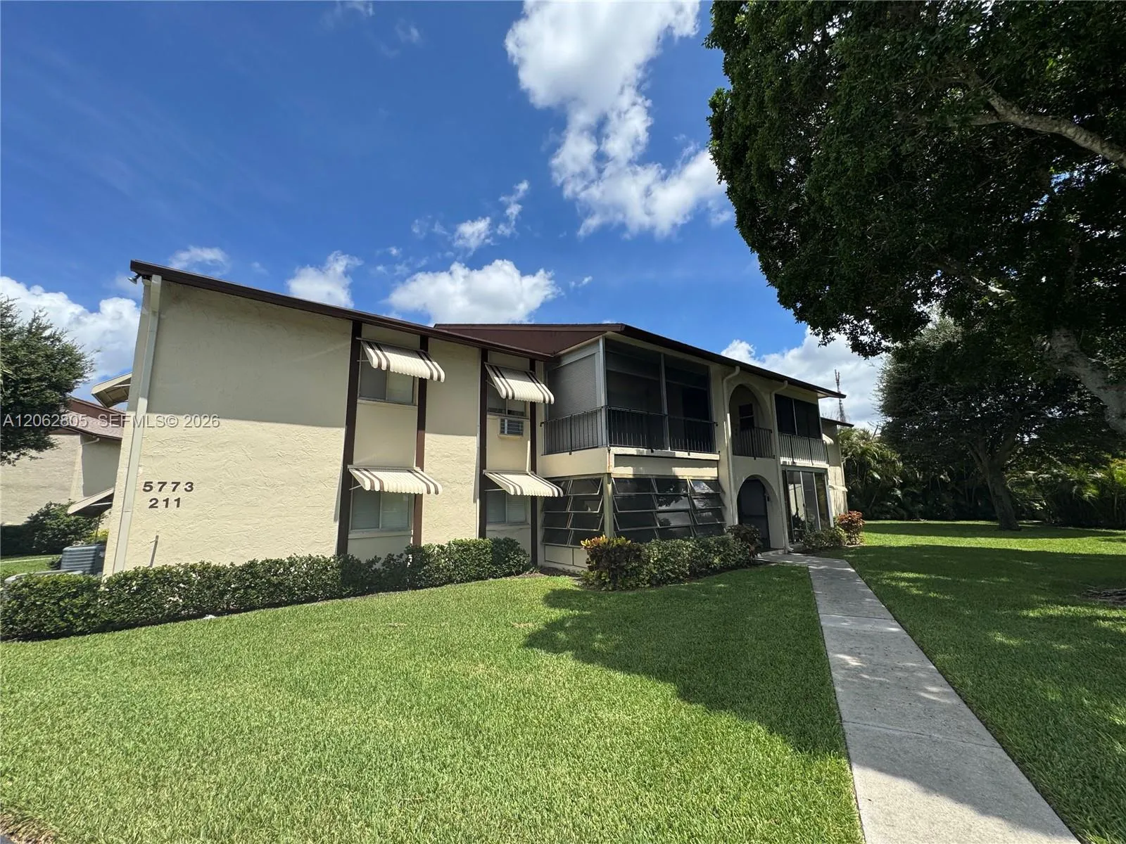 Foto de propiedad en 5773 La Pinata Boulevard A-1, Greenacres, FL 33463 Greenacres con MLS# 