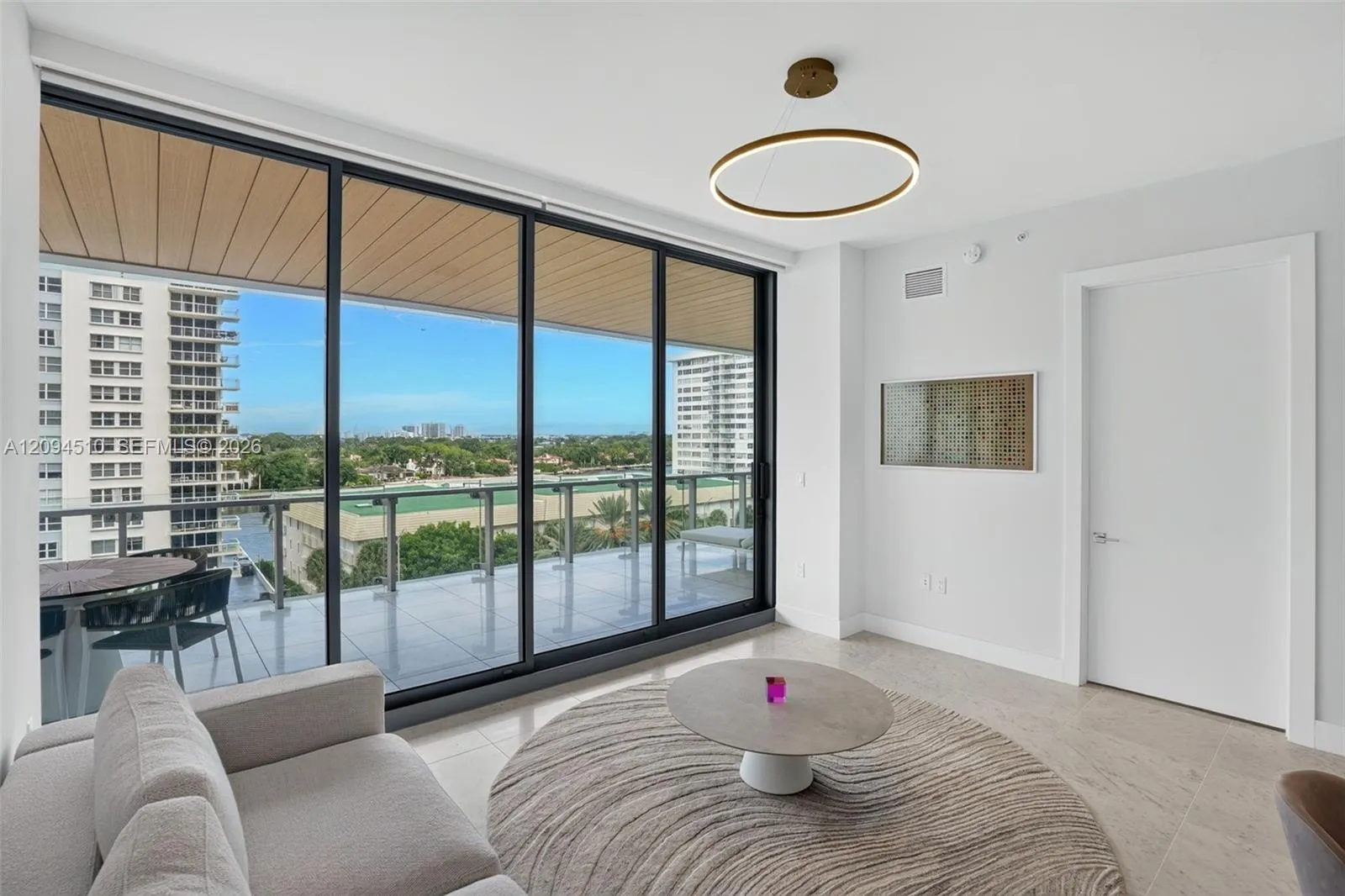 Foto de propiedad en 5775 Collins Avenue 705, Miami Beach, FL 33140 Miami Beach con MLS#