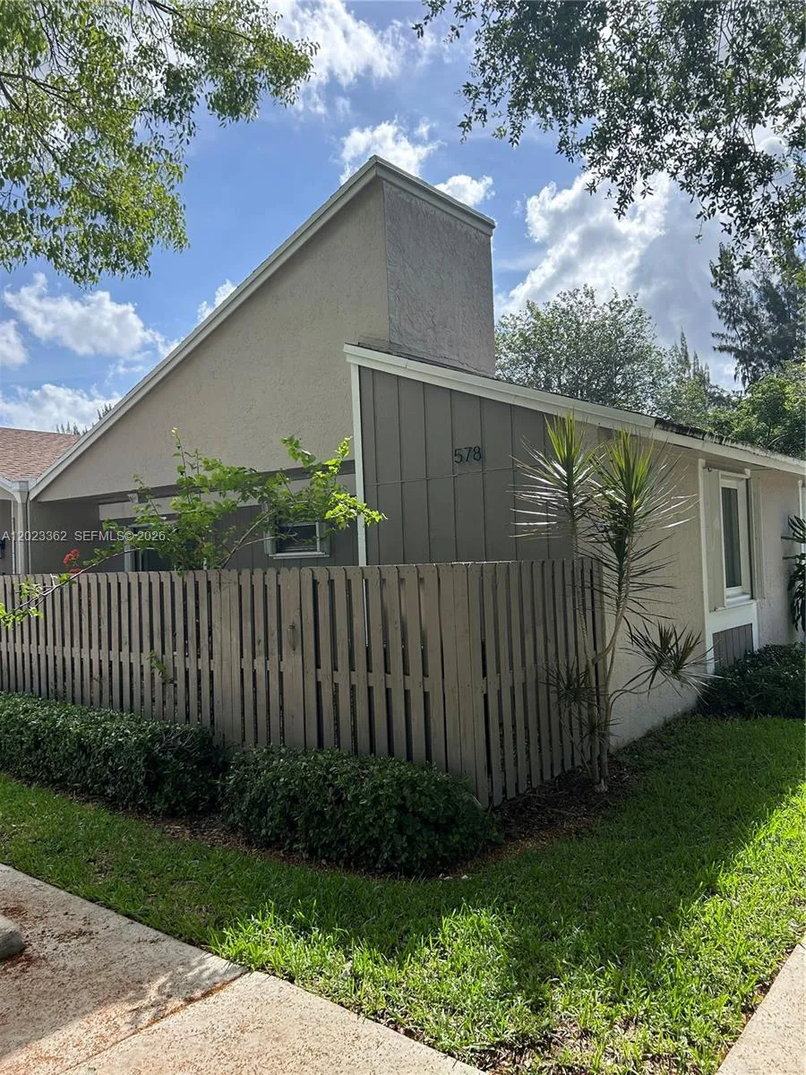 Foto de propiedad en 578 Woodgate Circle E, Sunrise, FL 33326 Sunrise con MLS# 