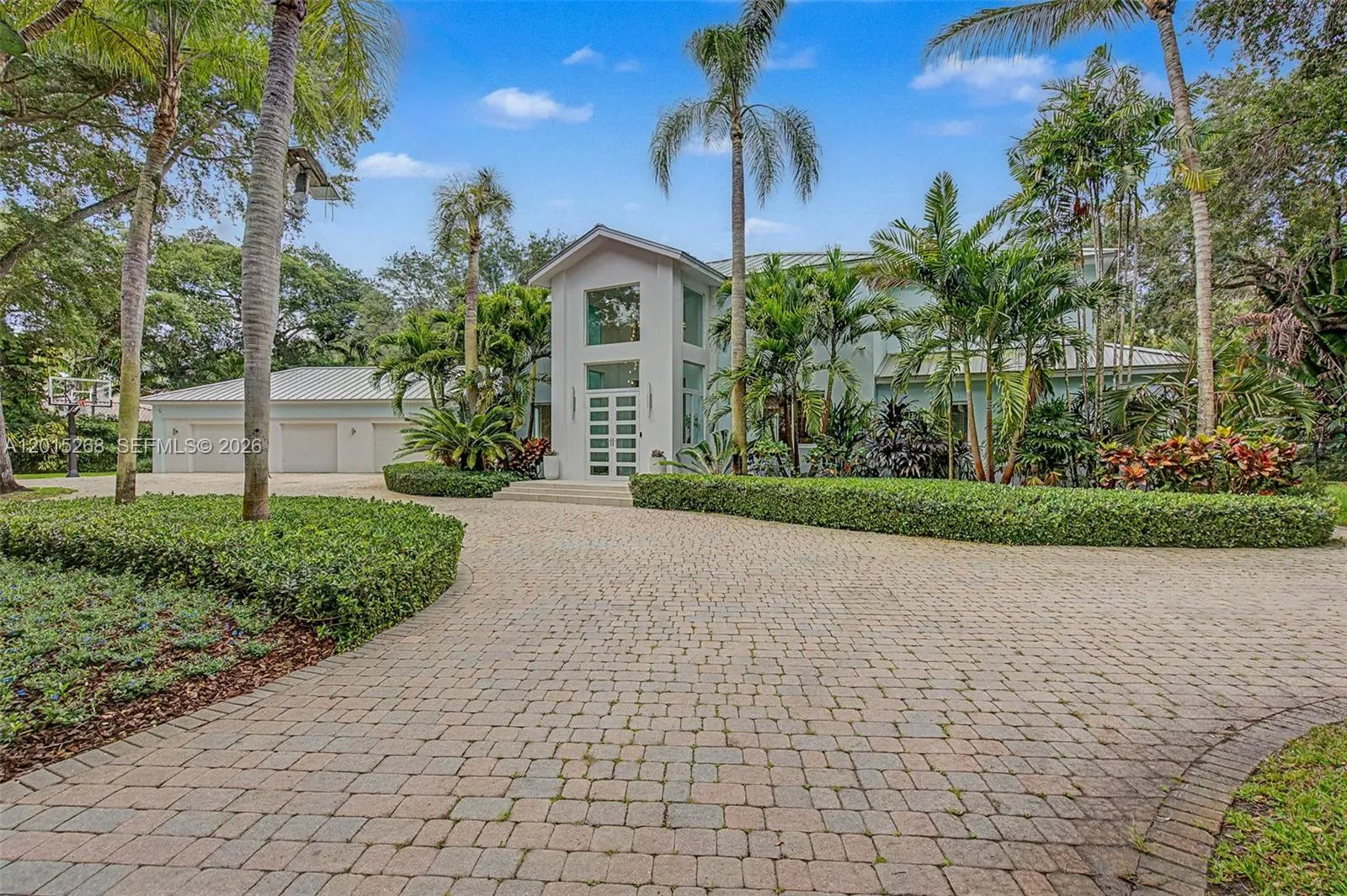 Foto de propiedad en 5790 SW 96th Street, Pinecrest, FL 33156 Pinecrest con MLS# 