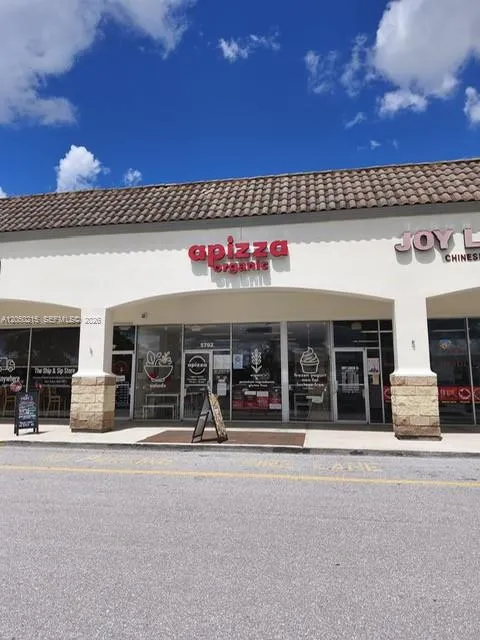 Foto de propiedad en 5792 S Jog Road, Greenacres, FL 33467 Greenacres con MLS# 
