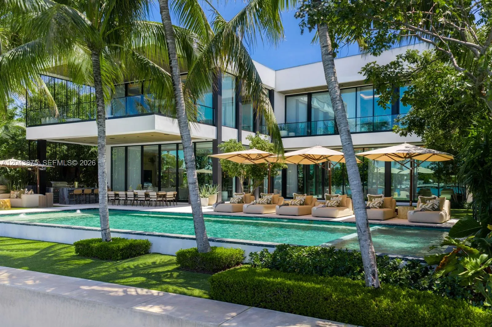 Foto de propiedad en 58 La Gorce Circle, Miami Beach, FL 33141 Miami Beach con MLS# 
