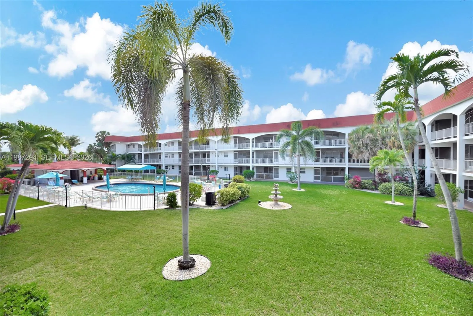 Foto de propiedad en 580 Egret Drive 122, Hallandale Beach, FL 33009 Hallandale Beach con MLS# 