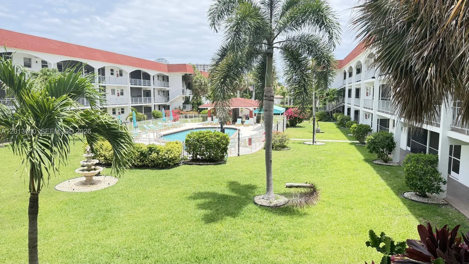 Foto de propiedad en 580 Egret Drive 211, Hallandale Beach, FL 33009 Hallandale Beach con MLS# 