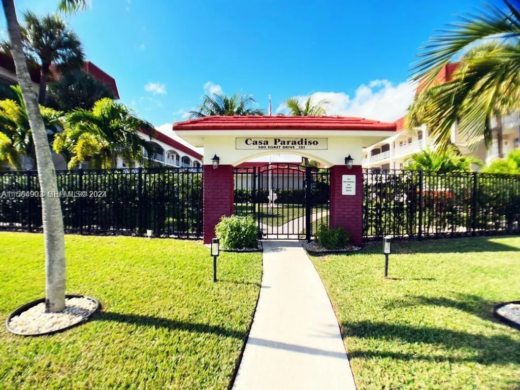 Foto de propiedad en 580 Egret Drive 302, Hallandale Beach, FL 33009 Hallandale Beach con MLS# 