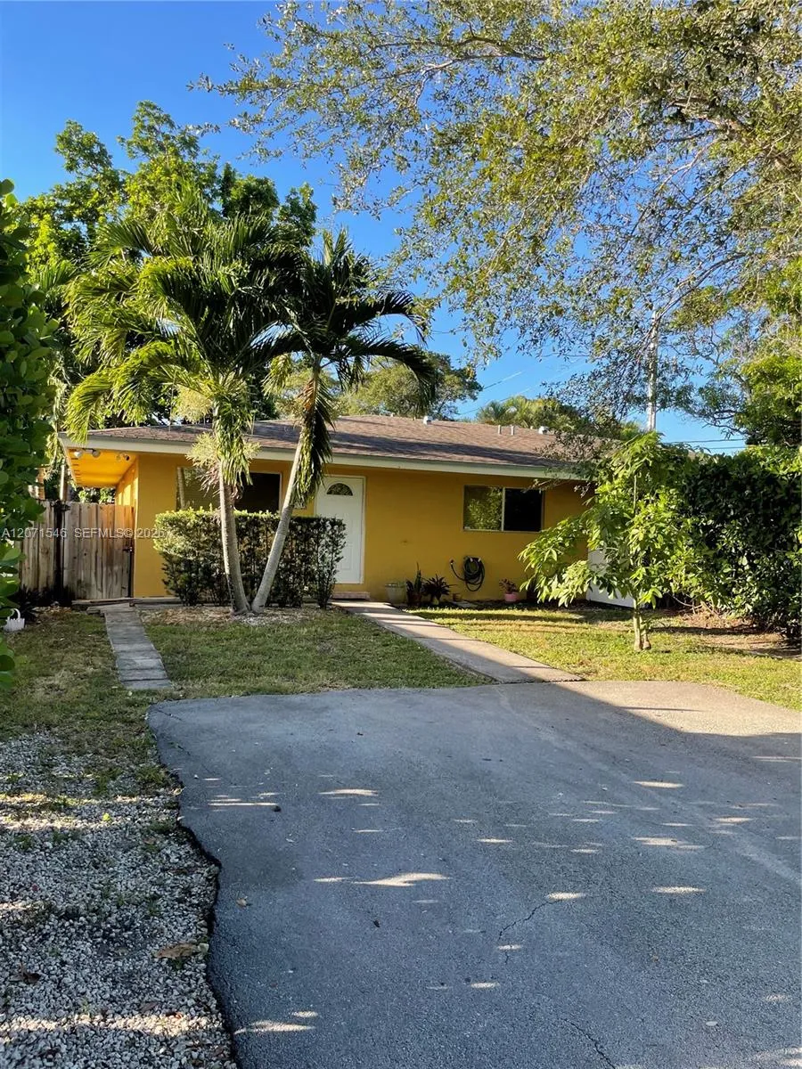 Foto de propiedad en 5801-5805 SW 61st Street, Miami, FL 33143 Miami con MLS# 