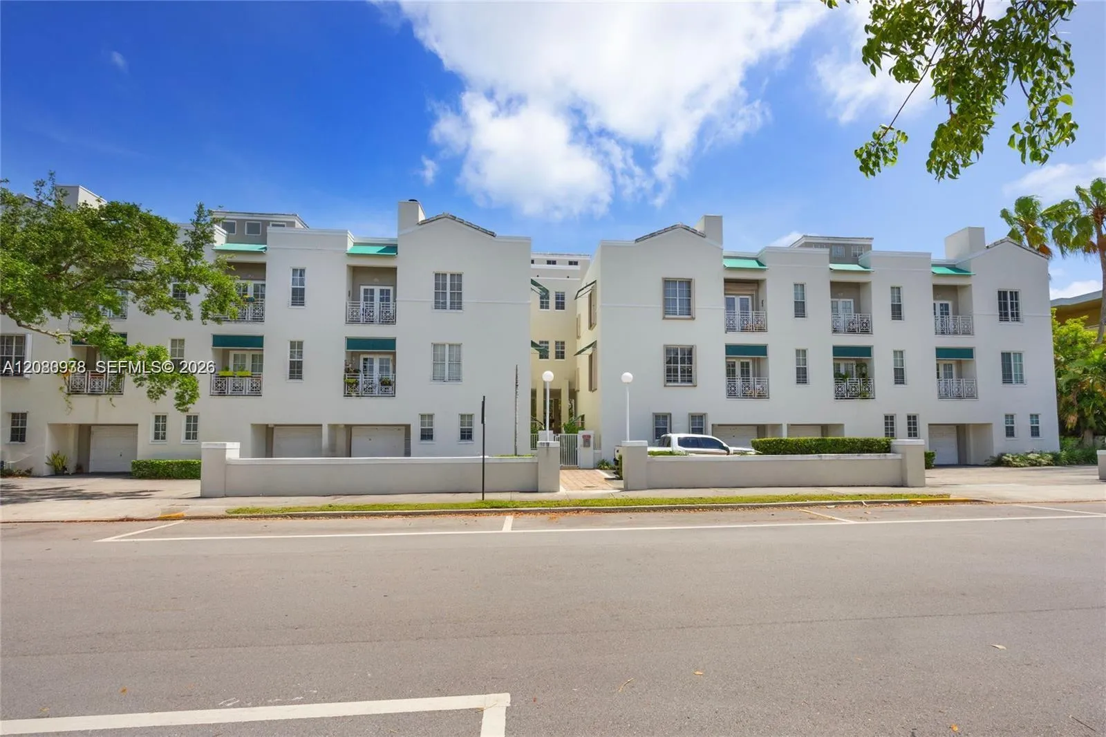 Foto de propiedad en 5801 SW 74th Terrace 3, South Miami, FL 33143 South Miami con MLS# 