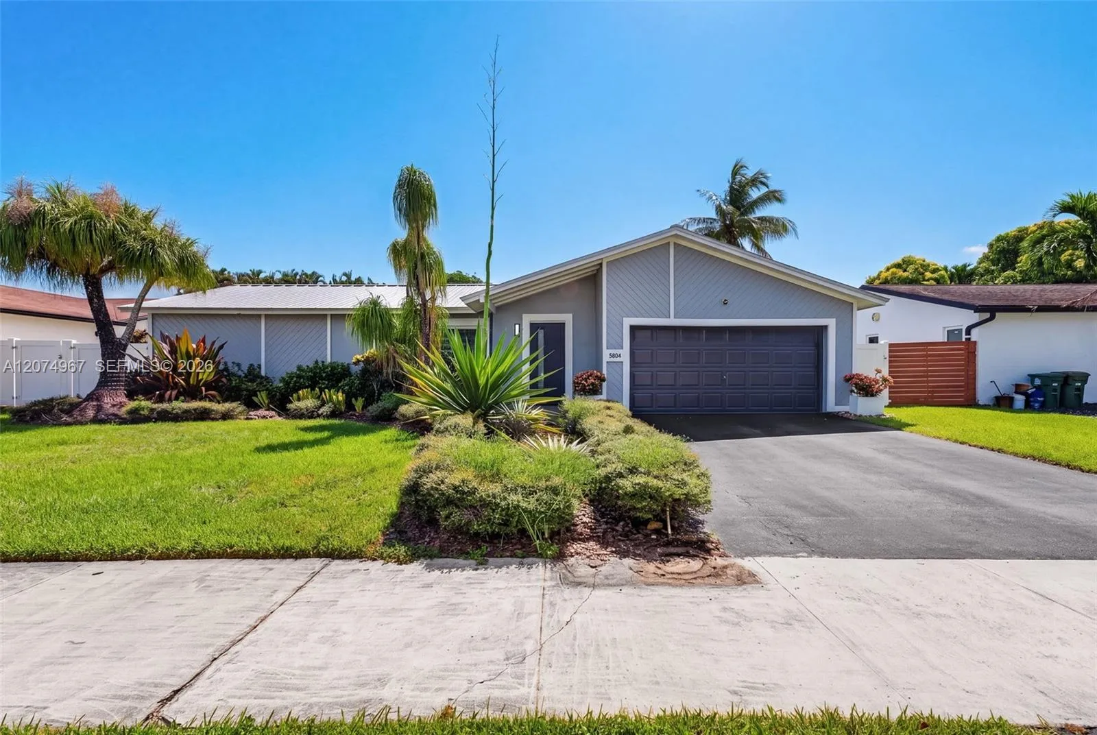 Foto de propiedad en 5804 SW 116th Avenue, Cooper City, FL 33330 Cooper City con MLS# 