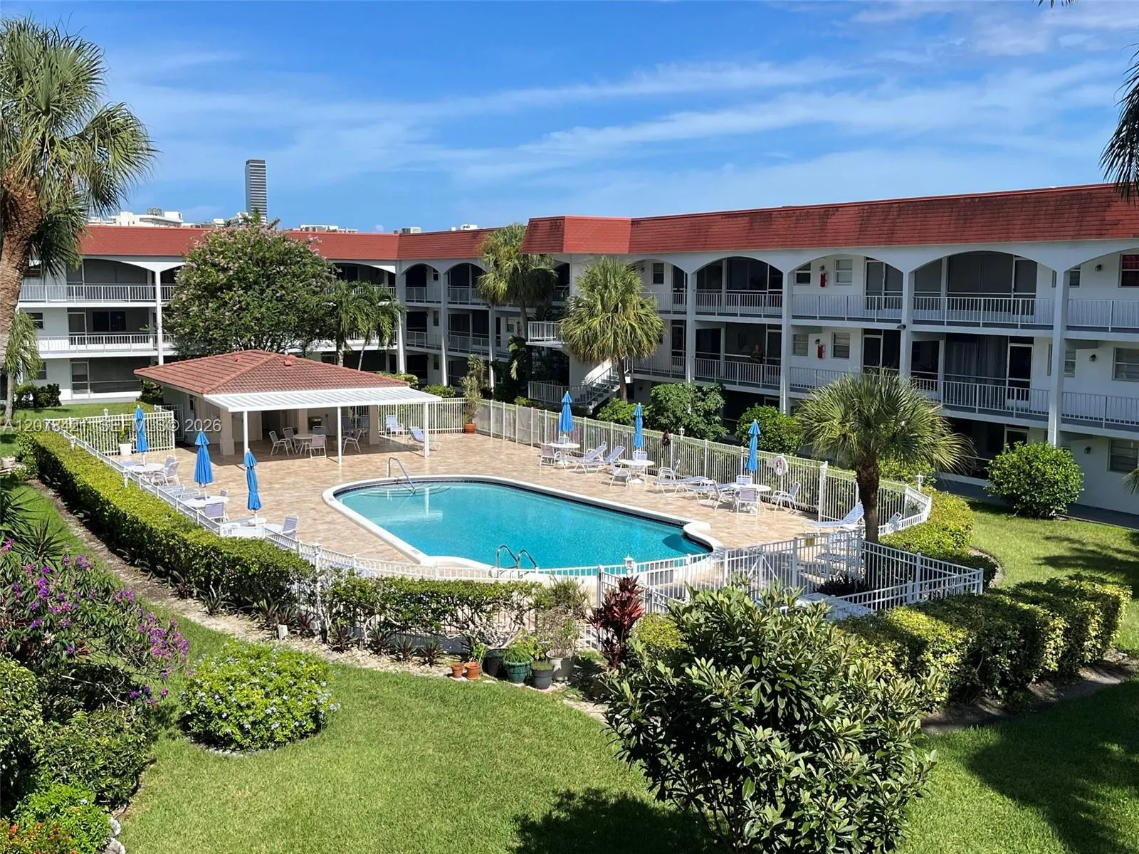 Foto de propiedad en 581 Blue Heron Drive 212-B, Hallandale Beach, FL 33009 Hallandale Beach con MLS# 