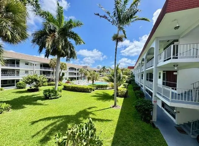 Foto de propiedad en 581 Blue Heron Drive 221-B, Hallandale Beach, FL 33009 Hallandale Beach con MLS#