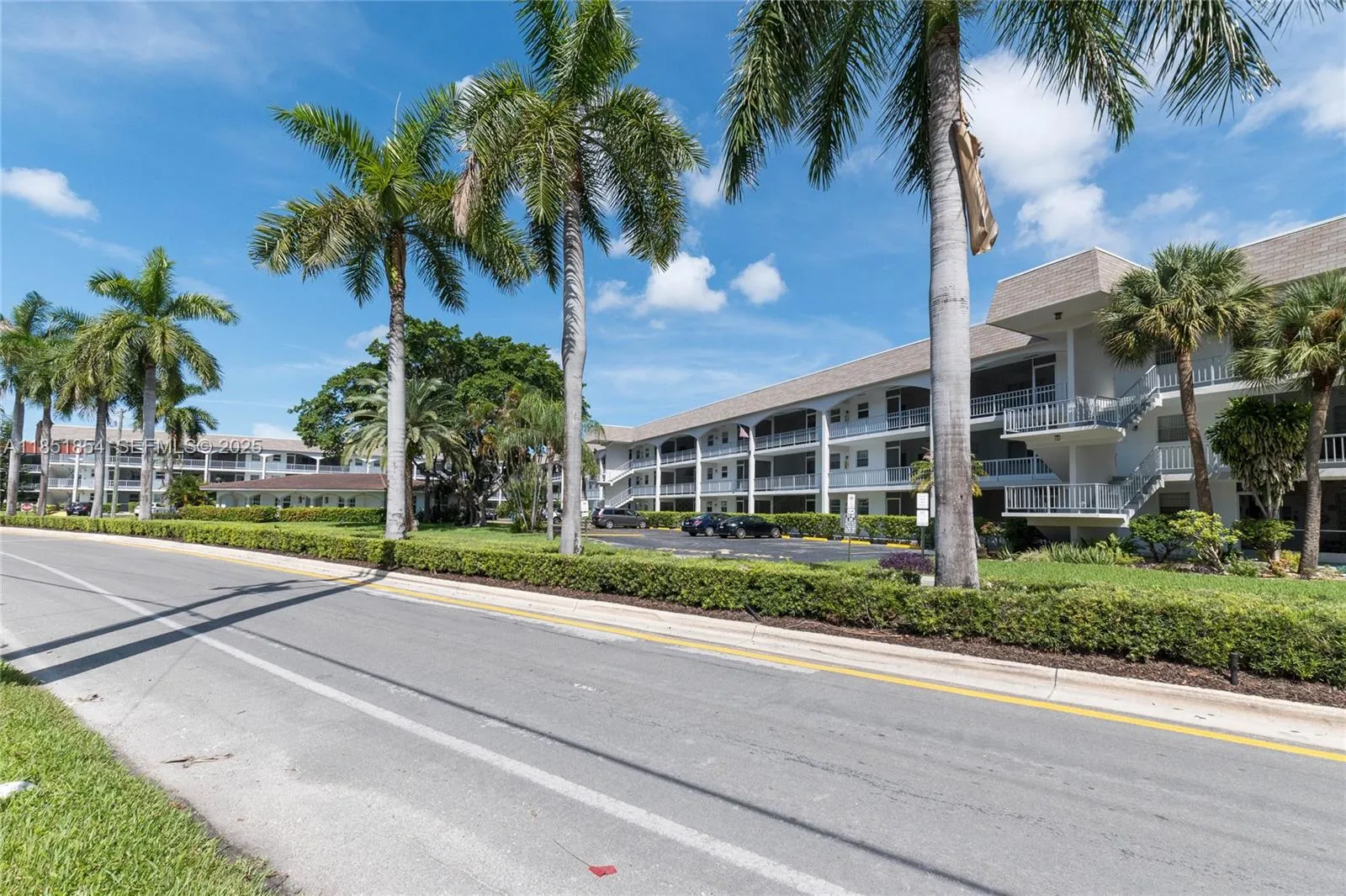 Foto de propiedad en 581 Blue Heron Drive 301-B, Hallandale Beach, FL 33009 Hallandale Beach con MLS# 
