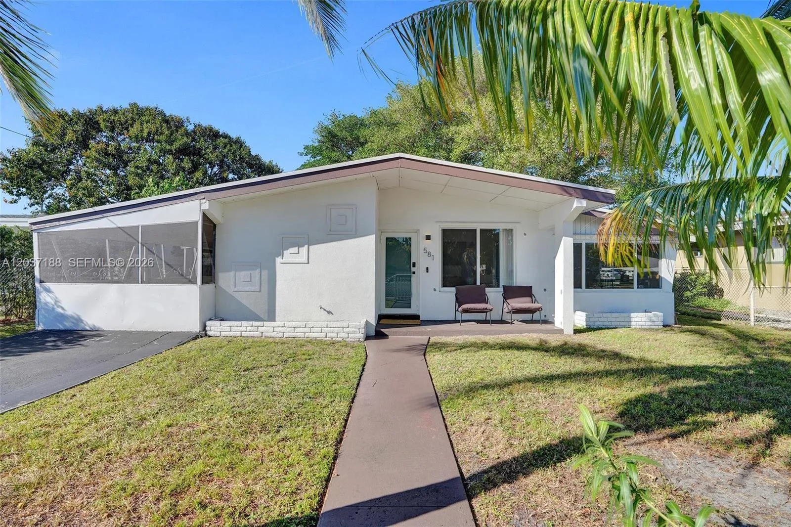 Foto de propiedad en 581 NE 175th Terrace, North Miami Beach, FL 33162 North Miami Beach con MLS# 