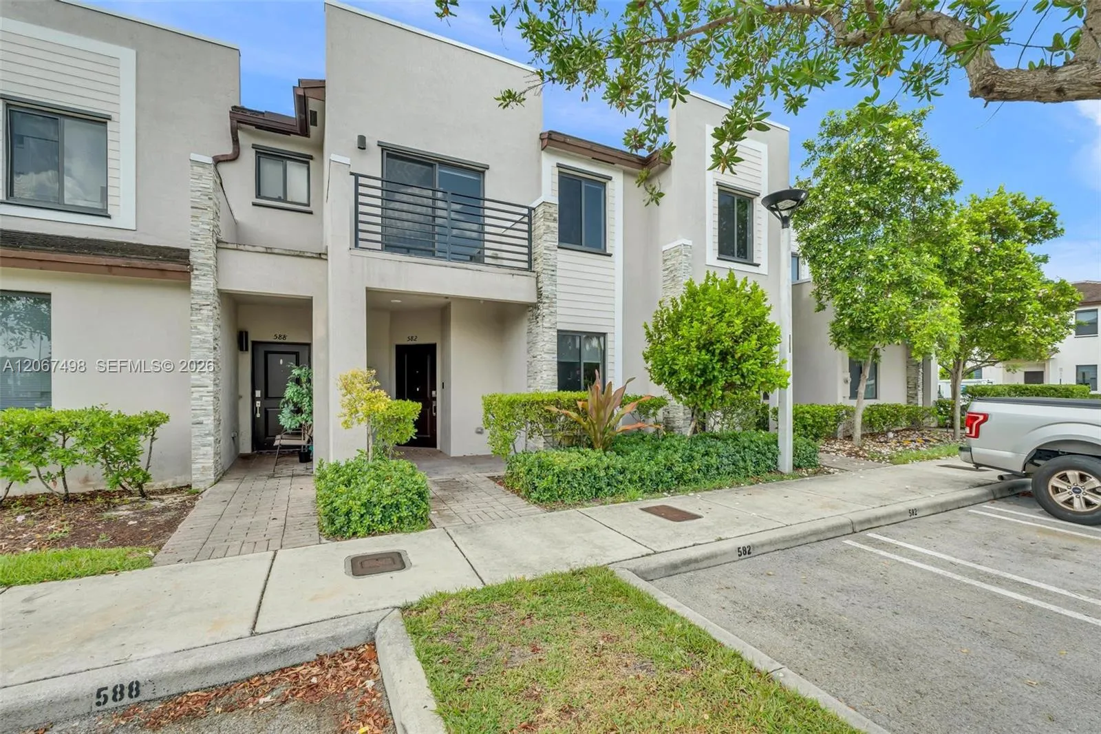 Foto de propiedad en 582 NE 207th Street 582, Miami, FL 33179 Miami con MLS# 