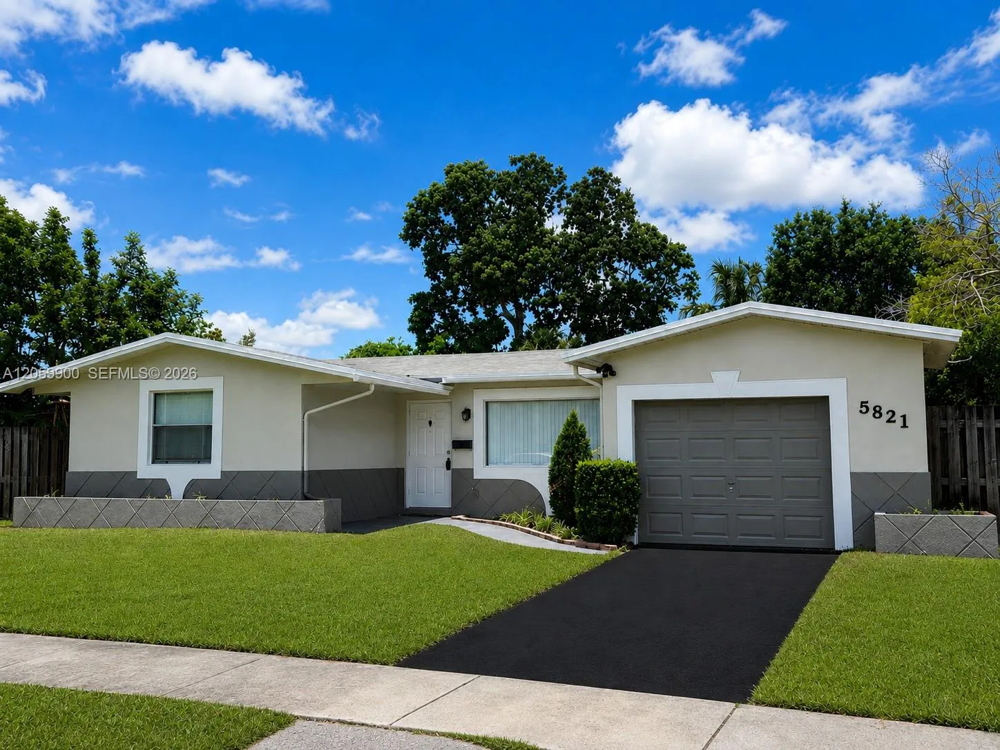 Foto de propiedad en 5821 NW 12th Court, Sunrise, FL 33313 Sunrise con MLS# 