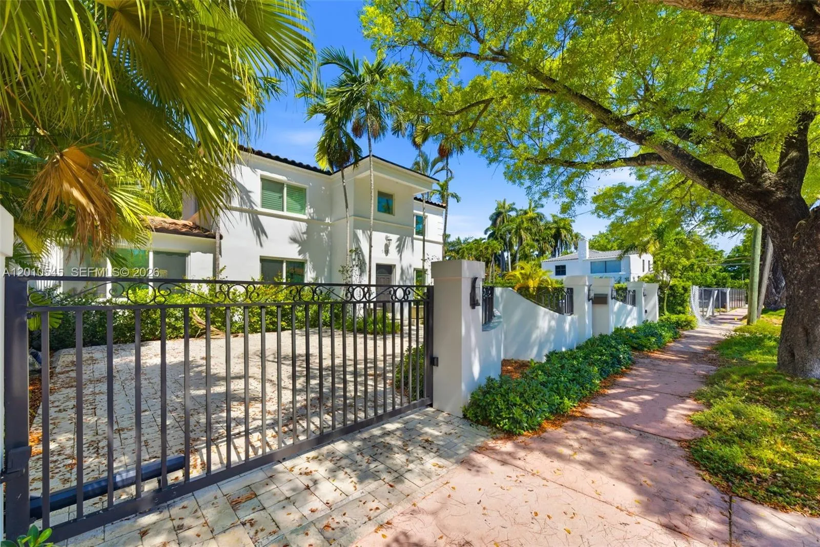 Foto de propiedad en 5824 Alton Road, Miami Beach, FL 33140 Miami Beach con MLS# 