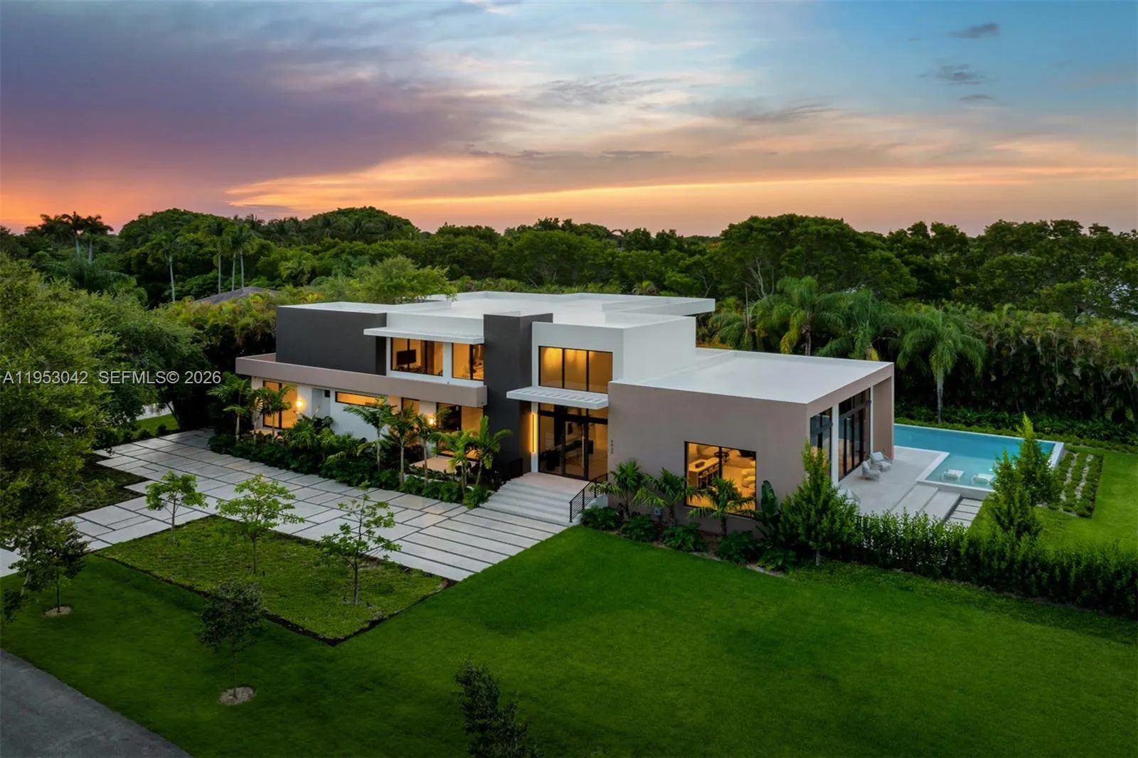 Foto de propiedad en 5825 SW 111th Terrace, Pinecrest, FL 33156 Pinecrest con MLS# 