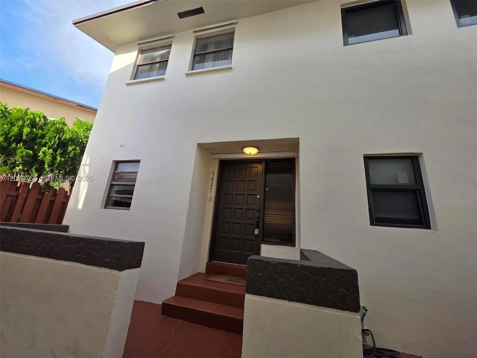 Foto de propiedad en 5827 W 26th Avenue 5827, Hialeah, FL 33016 Hialeah con MLS# 