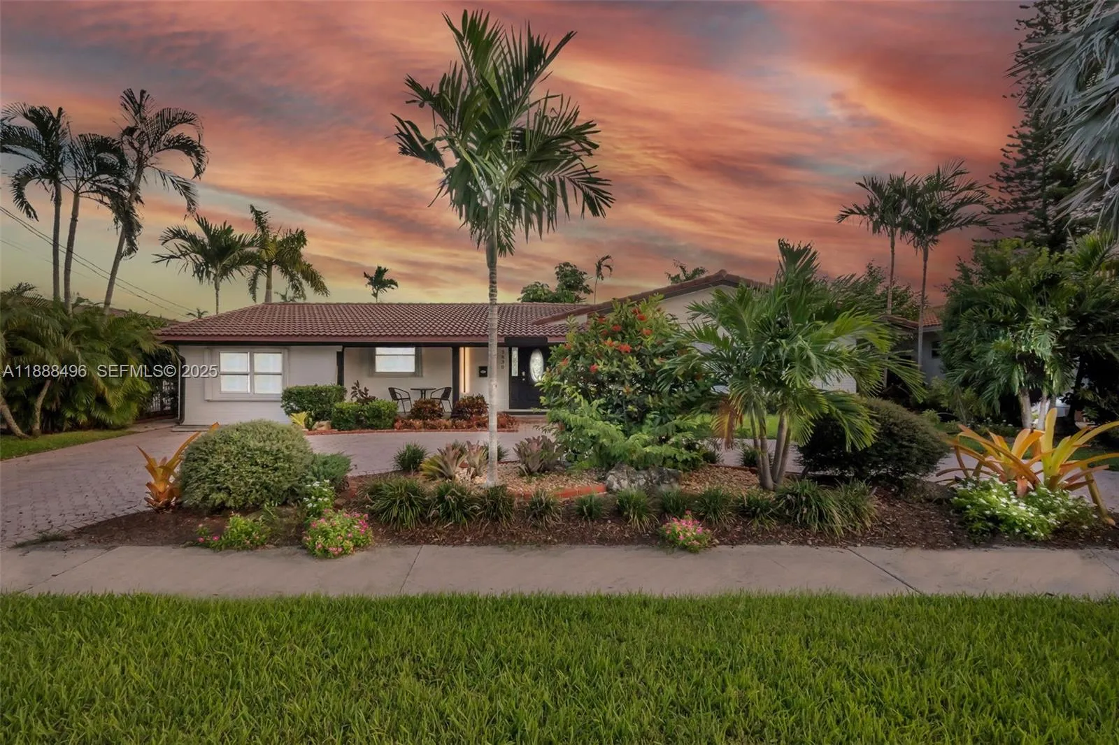 Foto de propiedad en 5830 NE 14th Road, Fort Lauderdale, FL 33334 Fort Lauderdale con MLS# 