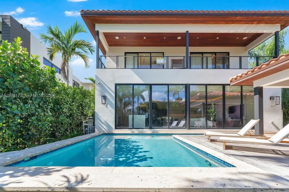 Foto de propiedad en 5831 Alton Road, Miami Beach, FL 33140 Miami Beach con MLS# 