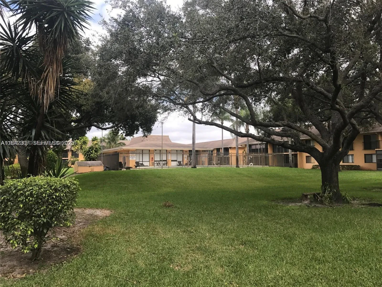 Foto de propiedad en 5831 Washington Street 45, Hollywood, FL 33023 Hollywood con MLS# 