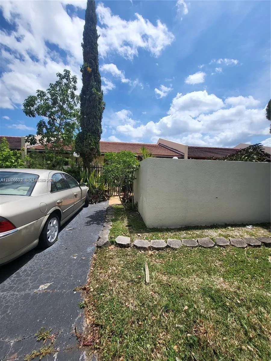 Foto de propiedad en 5834 SW 144th Cir Place 1, Miami, FL 33183 Miami con MLS# 