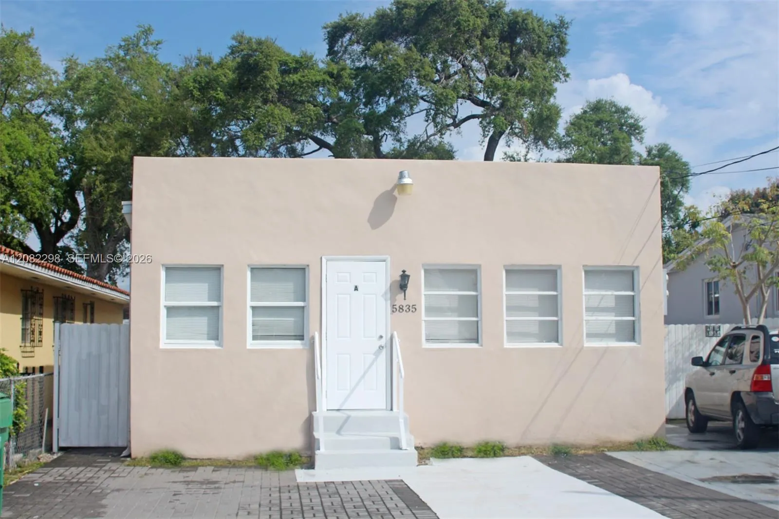 Foto de propiedad en 5835 SW 4th Street A, Miami, FL 33144 Miami con MLS# 