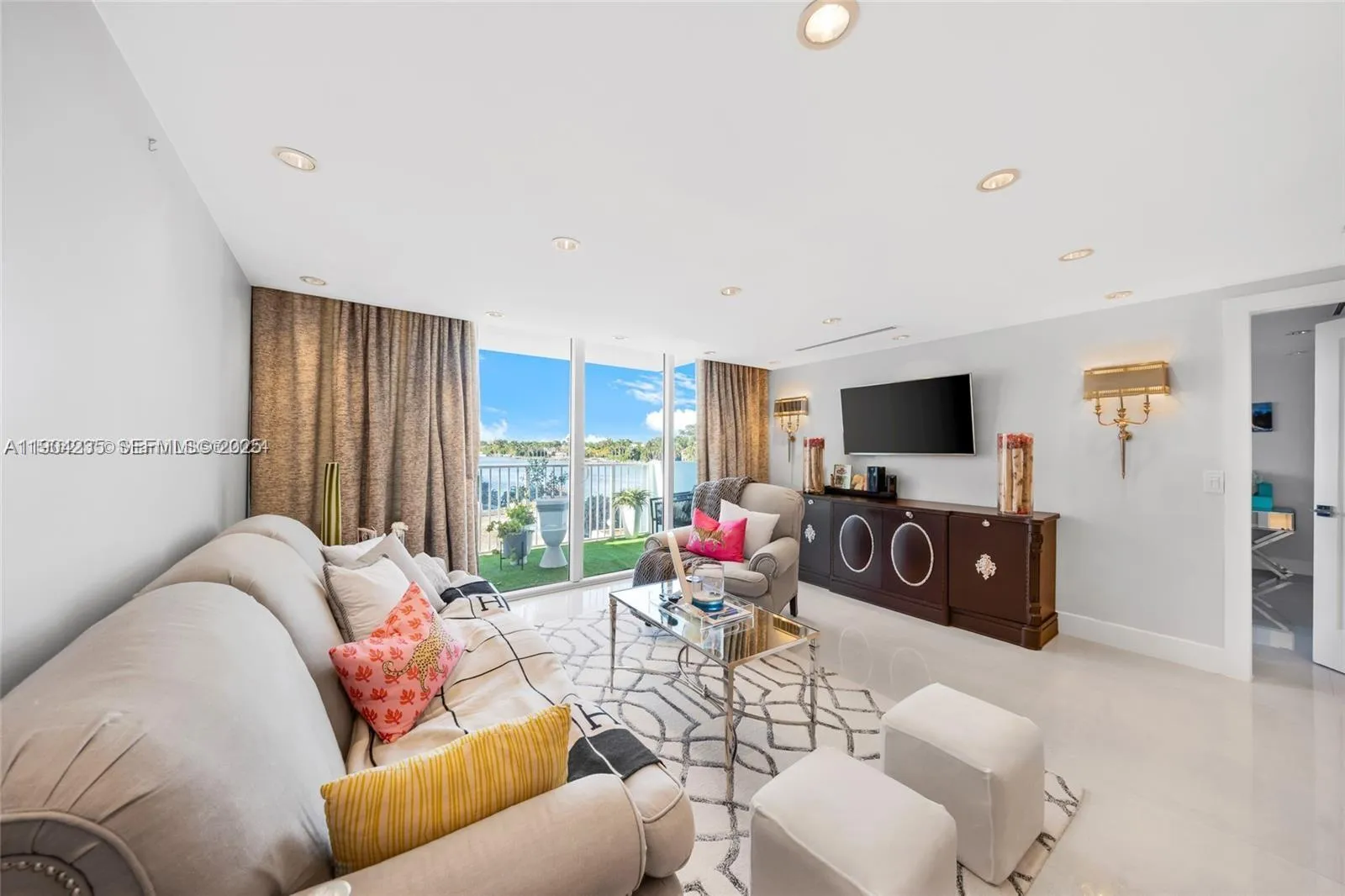 Foto de propiedad en 5838 Collins Avenue 2F, Miami Beach, FL 33140 Miami Beach con MLS# 