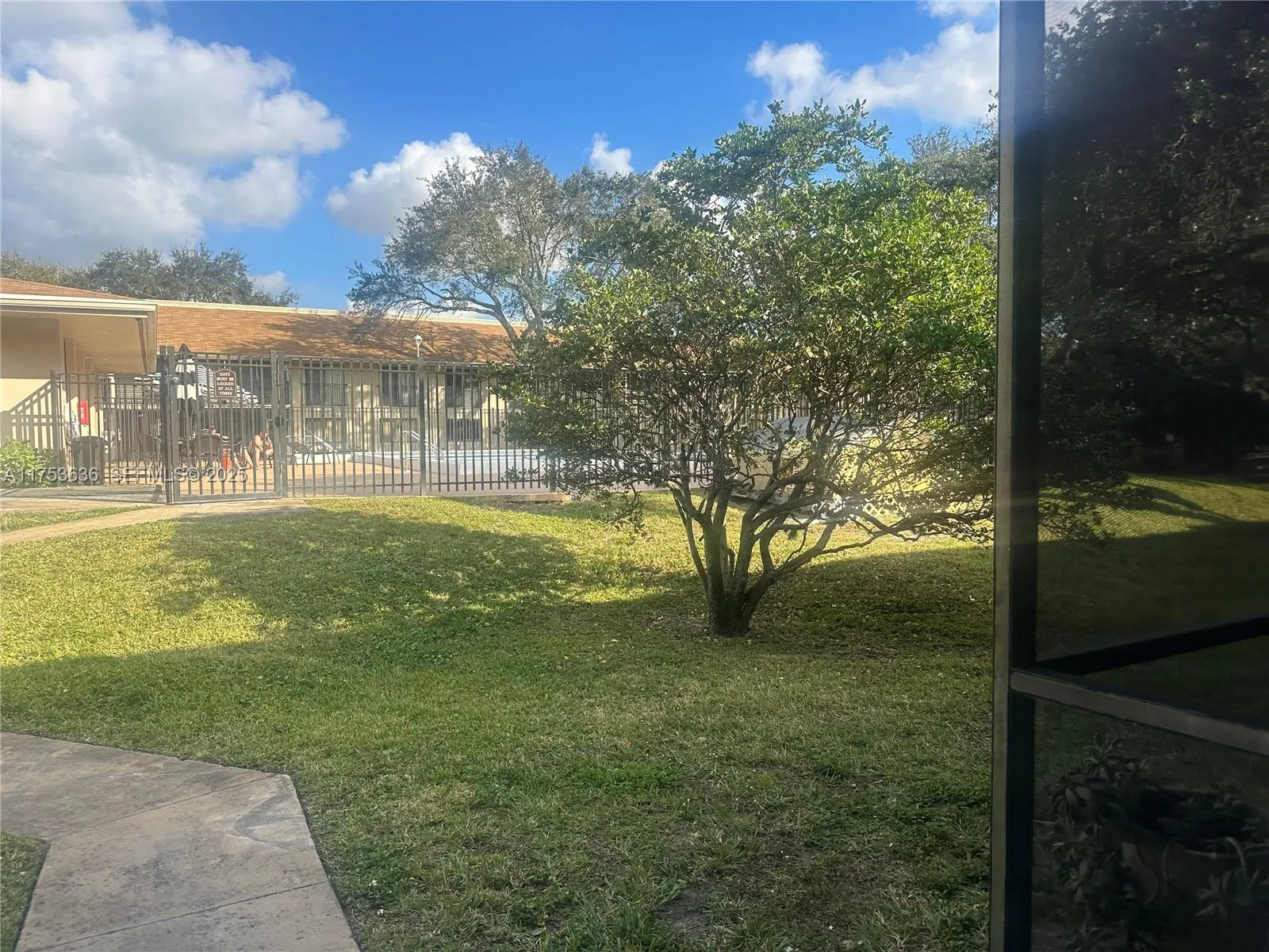 Foto de propiedad en 5851 Washington Street 84, Hollywood, FL Hollywood con MLS# 