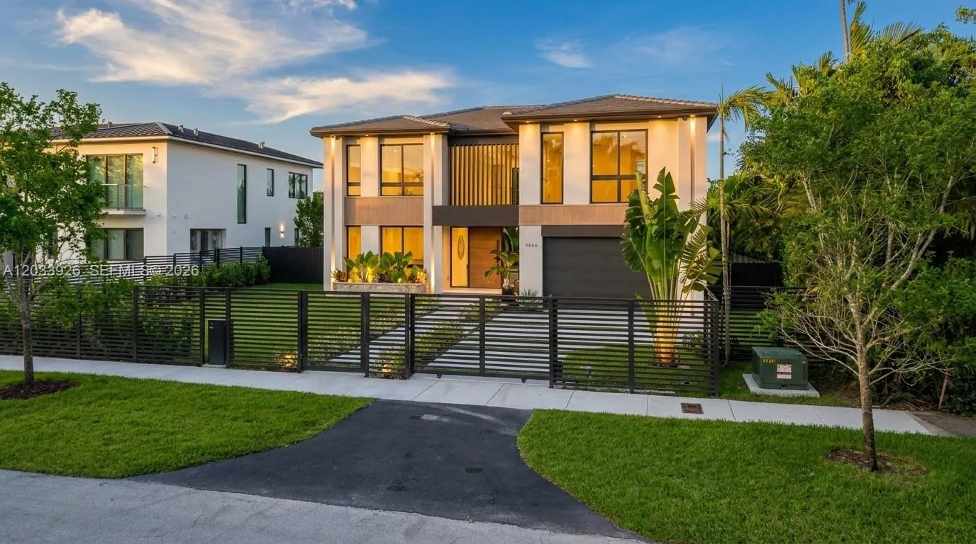 Foto de propiedad en 5854 SW 30th Street, Miami, FL 33155 Miami con MLS# 