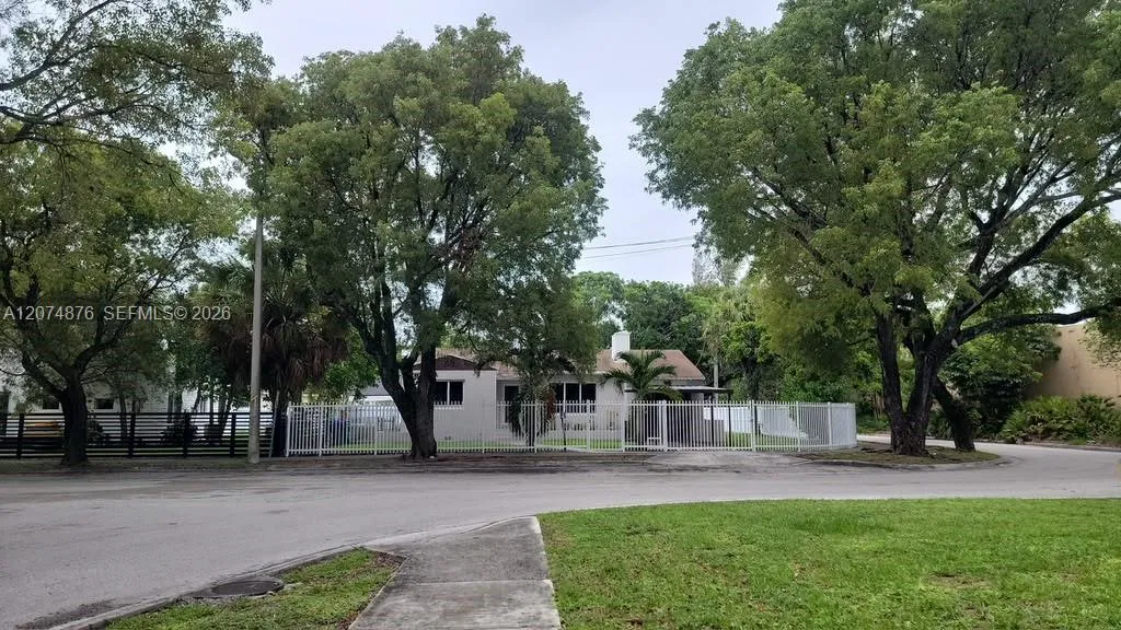 Foto de propiedad en 586 NW 48th Street 1, Miami, FL 33127 Miami con MLS# 