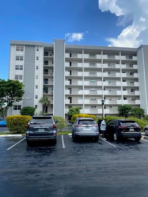 Foto de propiedad en 5860 NW 44th Street 102, Lauderhill, FL 33319 Lauderhill con MLS# 