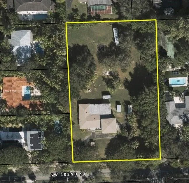 Foto de propiedad en 5865 SW 102nd Street, Pinecrest, FL 33156 Pinecrest con MLS# 